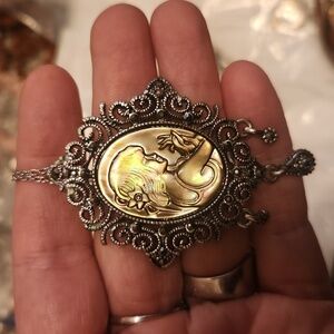 Cameo pendant with chain